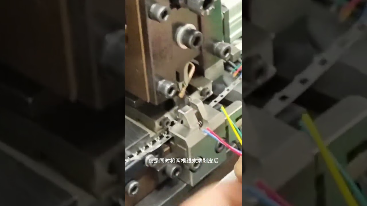 Máquina de Terminais em Tira Contínua Angulada em Funcionamento Real #fábrica #máquina