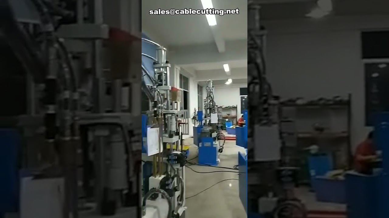Máquina de Formar Cabo USB, Injetora e Moldagem Vertical em Ação – Processo Industrial