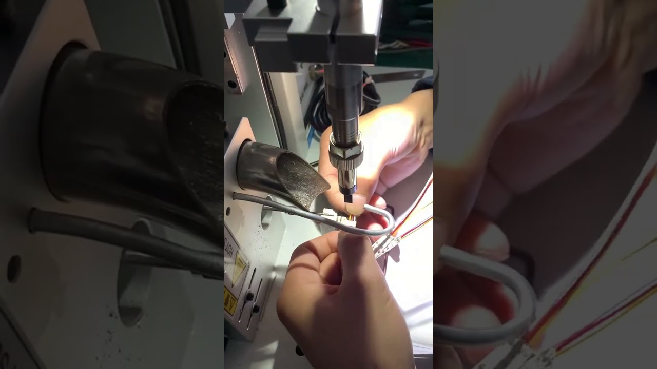 Máquina de Solda Semiautomática em Ação Real #solda #decapagemdecabos #fábrica
