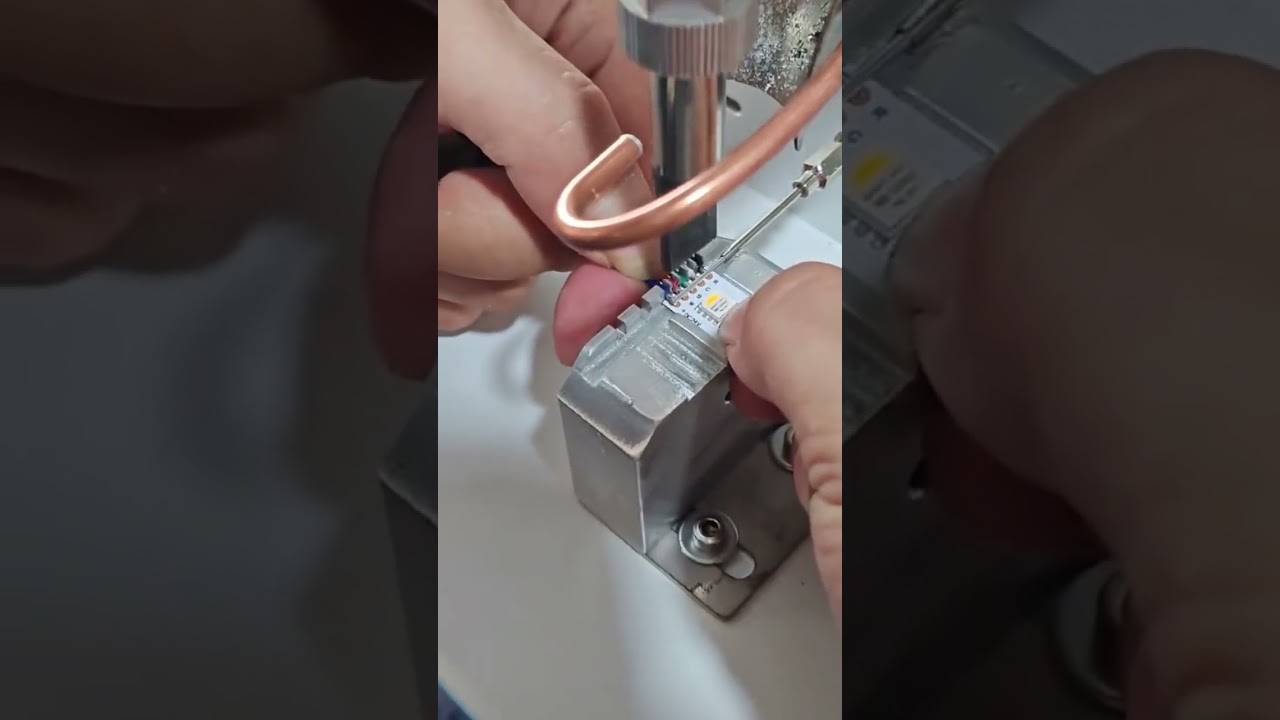 Máquina Semiautomática de Solda para Fita LED de 5 Núcleos | Funcionamento em Fábrica