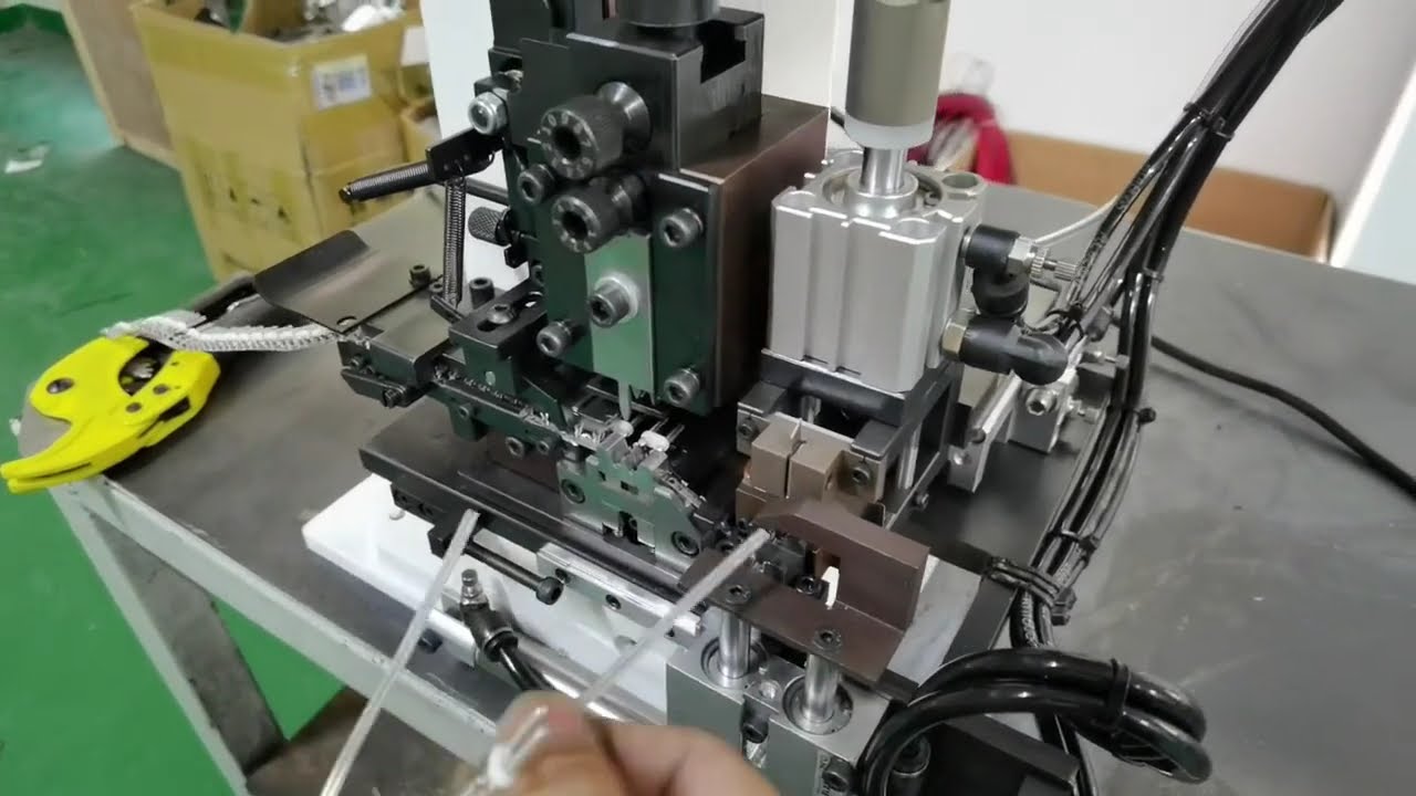Máquina de Decapagem e Crimpagem de Chicotes Elétricos – Vídeo Real de Prova com Separação de Fios Paralelos
