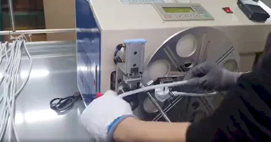 Máquina de Enrolar e Amarrar Soquetes WPM-210 - Máquina de Enrolamento e Amarração de Cabos